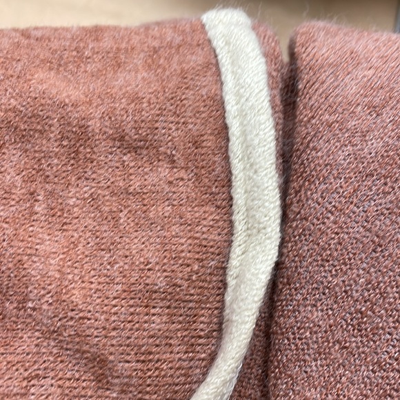 Shawl with cream at arm edges. - Picture 6 of 8